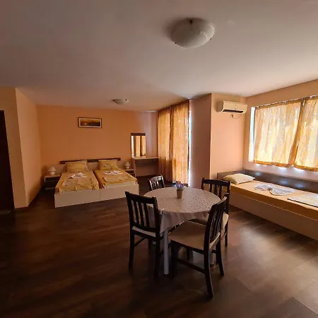 Къща За Гости Яневи 3* Ravda
